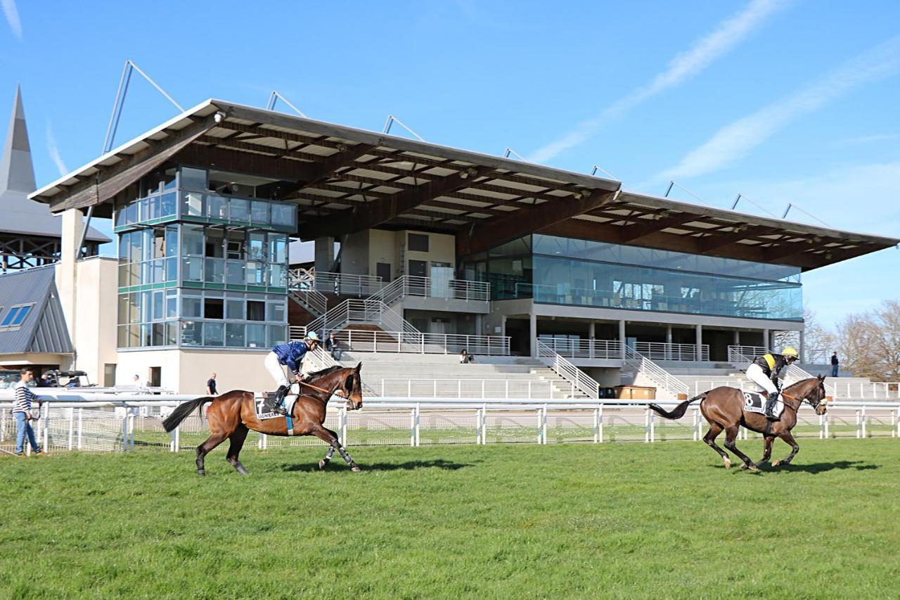 Le Village De Cottages - Le Pole Du Cheval Et De L'Ane Lignières Exteriér fotografie